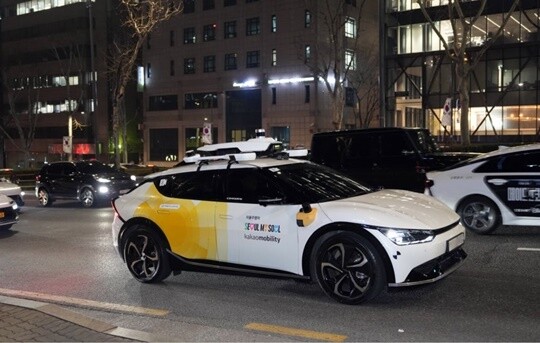 서울 강남에선 평일 밤 10시부터 다음 날 새벽 5시까지 로보택시가 유료 운행 중이다. 사진=카카오모빌리티 제