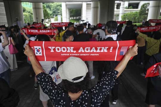 윤석열 전 대통령의 내란 우두머리 혐의·직권남용 권리행사 방해 혐의 사건 9차 공판이 열린 지난해 7월 3일 오전 서울 서초구 서울중앙지법에 지지자들이 모여 윤석열 대통령을 외치고 있다. 사진=박정훈 기자