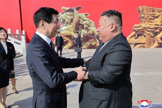 김정은 북한 국무위원장이 왕후닝 중국 전국인민정치협상회의 주석과 인사하고 있다. 사진=연합뉴스