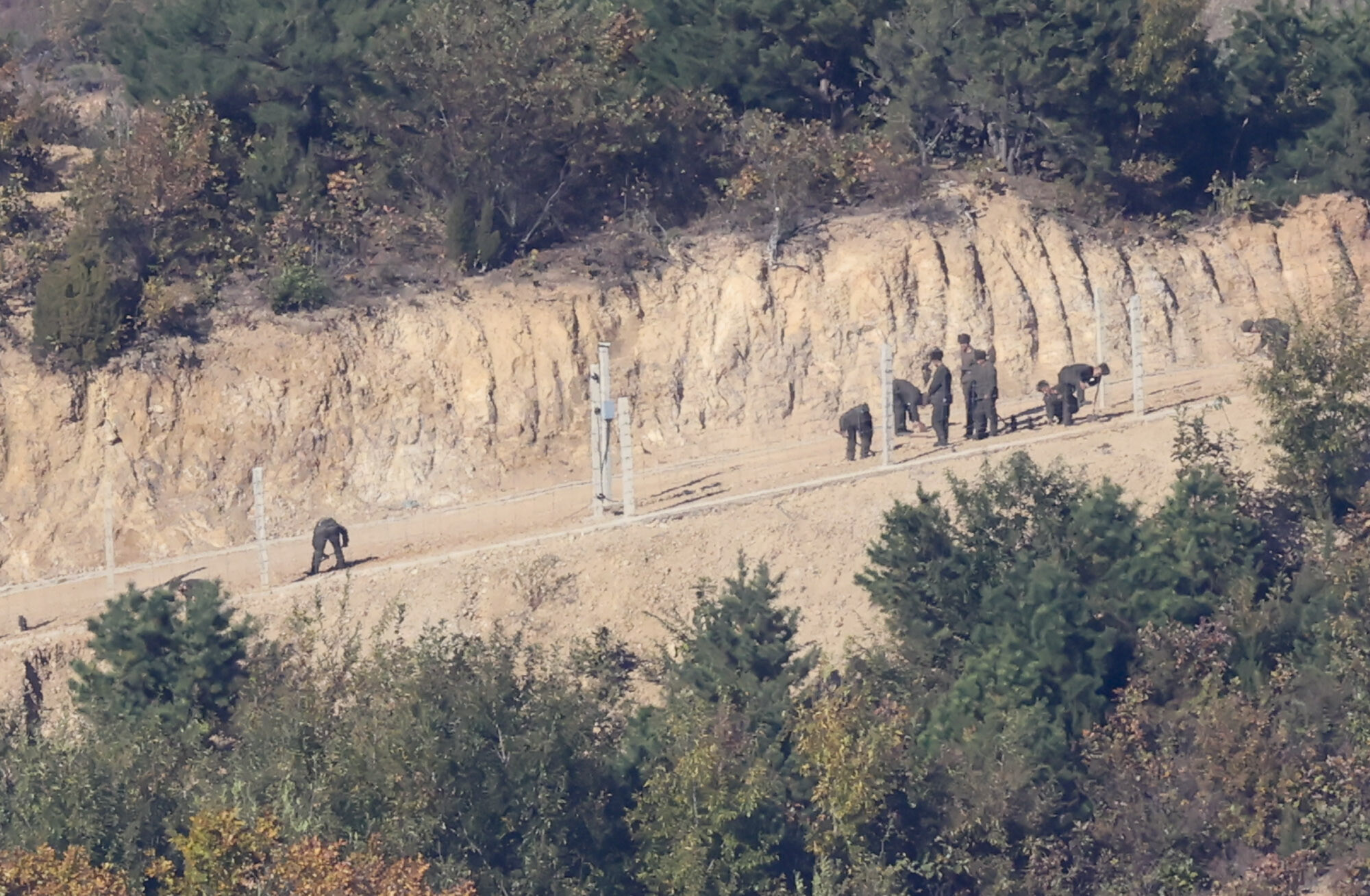 북한군이 서부전선 휴전선에서 전술도로를 정비하는 장면. 사진은 애기봉 전망대에서 촬영됐다. 사진=박정훈 기자