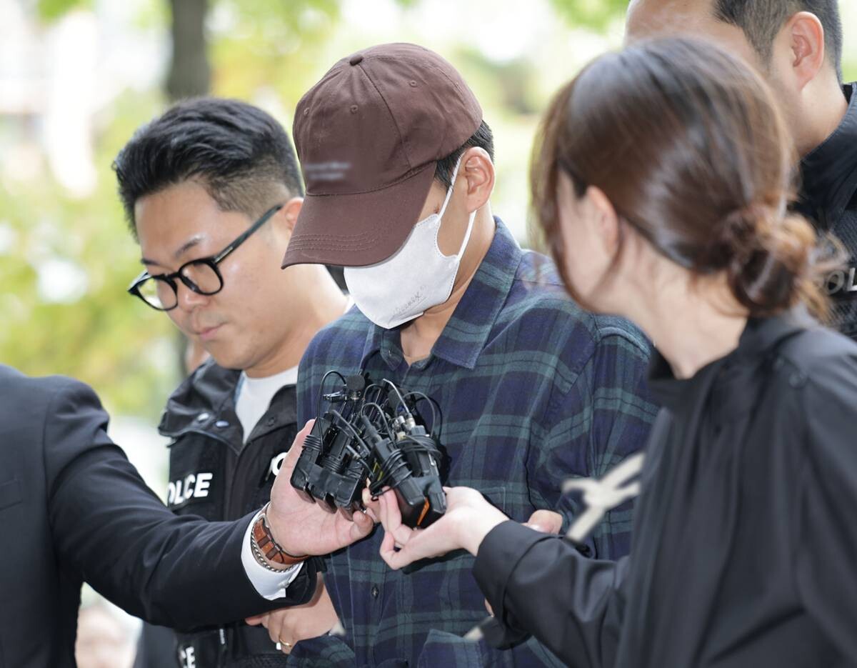 이혼소송 중 장모 살해 및 아내를 납치한 김성우가 10월 13일 서울 송파구 서울동부지방법원에서 열린 구속 전 피의자 심문(영장실질심사)에 출석하고 있다. 사진=연합뉴스