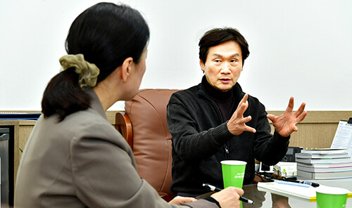 조현일 경산시장이 '일요신문i'와 인터뷰를 하고 있다. 사진=경산시 제공