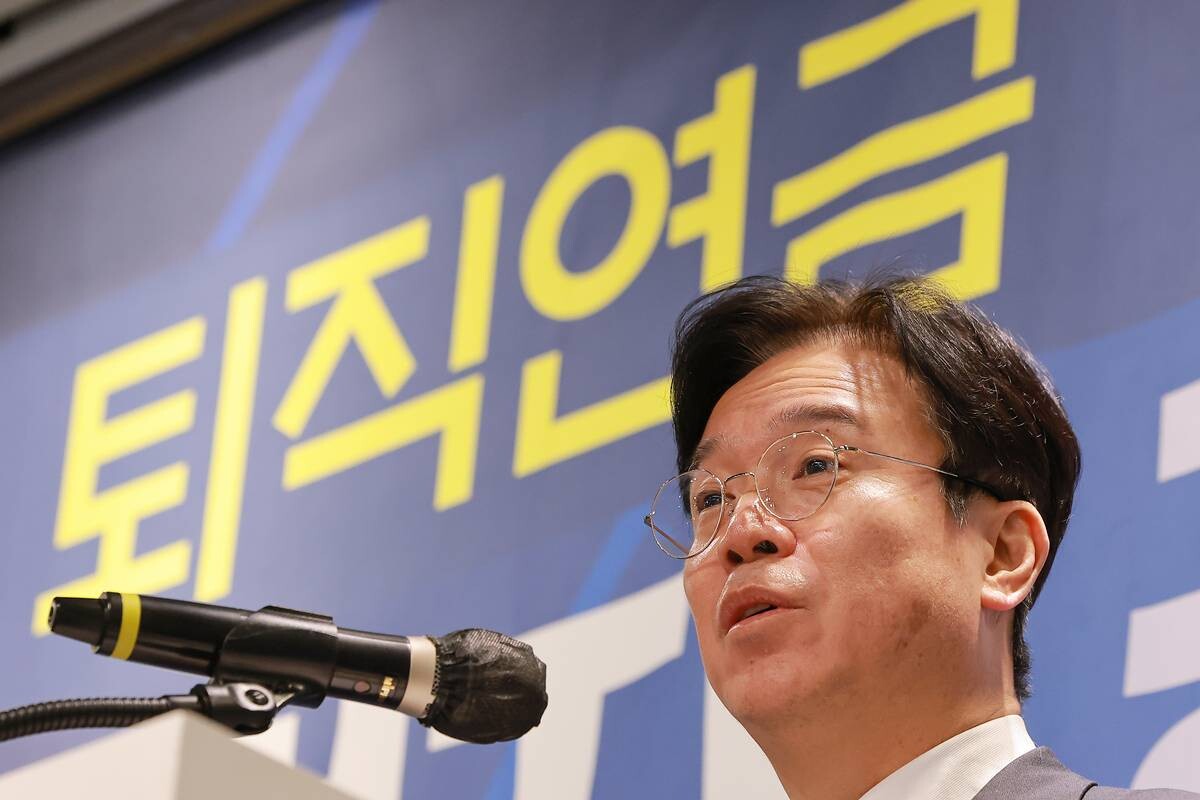김영훈 고용노동부 장관이 지난 2월 6일 서울 여의도 켄싱턴호텔에서 퇴직연금 기능 강화를 위한 노사정 태스크포스(TF) 공동선언문을 발표하기에 앞서 환영사하고 있다. 사진=연합뉴스