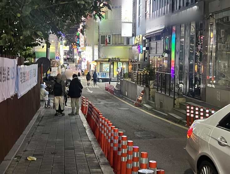 10월 28일 오후 7시 부천시 원미구 피노키오광장 뒤편 골목에 BJ들이 모여 방송하고 있다. 전깃줄 위 참새처럼 줄지어 방송한다고 해서 이른바 ‘부천 전깃줄’로 불리던 곳이다. 사진=한승구 기자