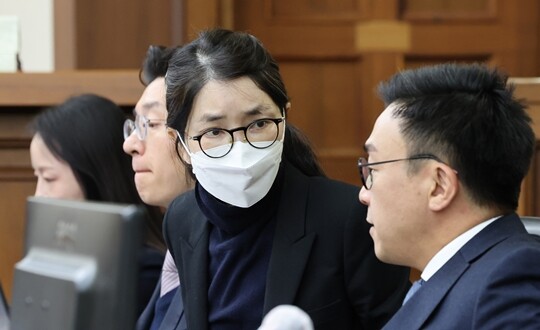 도이치모터스 주가조작과 명태균 공천개입, 통일교 청탁·뇌물수수 혐의 등으로 구속기소 된 김건희 씨가 2025년 12월 3일 서울중앙지법에서 열린 결심 공판에 출석했다. 사진=사진공동취재단