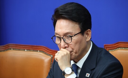 김민석 더불어민주당 대표가 10월 28일 국회에서 열린 최고위원회의에 굳은 표정으로 자리해 있다. 사진=박은숙 기자