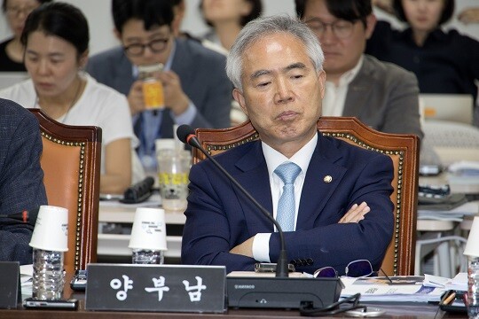 민주당 양부남 의원이 10월 12일 열린 경철청 국정감사에 참석한 모습. 사진=이종현 기자