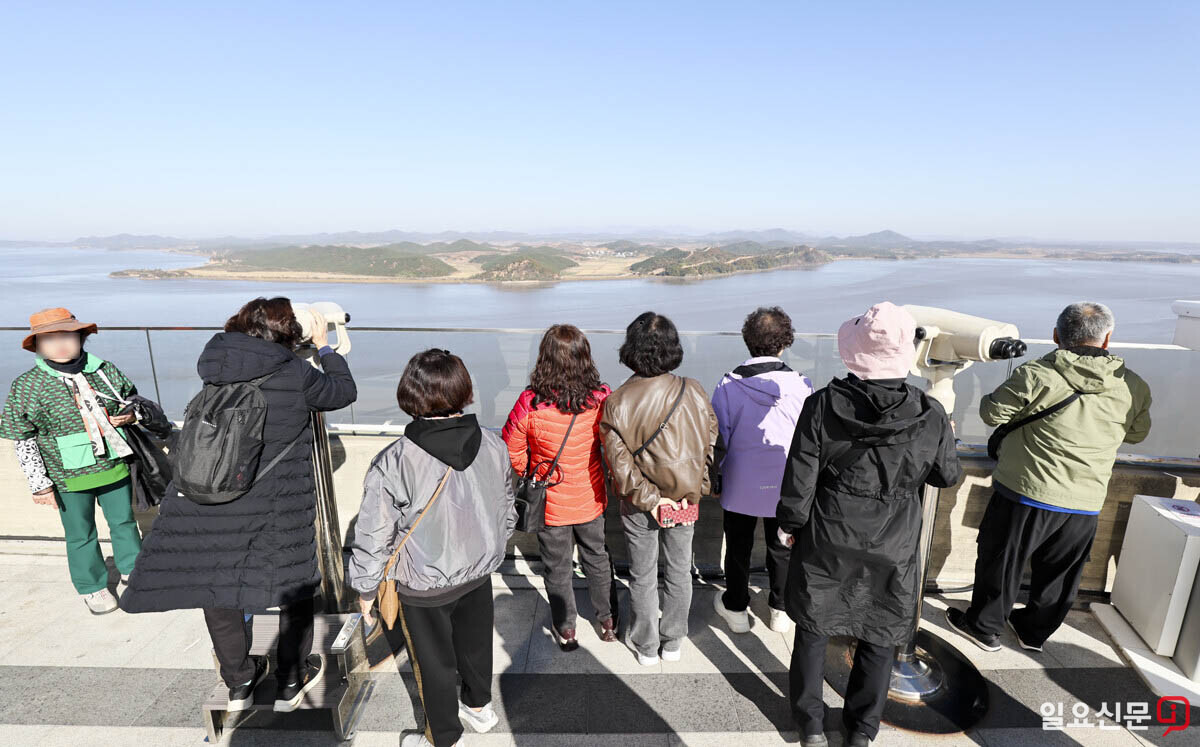 애기봉 전망대에서 관광객이 북측을 바라보고 있다. 북한의 자주포 훈련으로 관광객이 2배 이상 늘었다. 사진=박정훈 기자