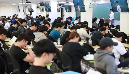 한 학원에서 공무원시험 준비생들이 강의를 듣는 모습으로 기사의 특정 내용과 관련없다. 사진=연합뉴스