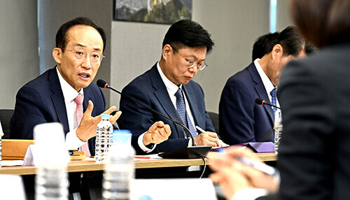 추경호 대구시장(왼쪽 첫 번째)이 대구지역 변전소의 변압기 등 자재를 호남지역 변전소 구축에 전용하는 방안에 대해 한전 대구본부장에게 반대 입장을 전달했다. 사진=대구시 제공