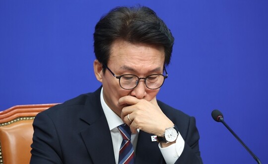 김민석 더불어민주당 대표가 10월 30일 국회에서 열린 최고위원회의에 참석해 생각에 잠겨 있다. 사진=연합뉴스