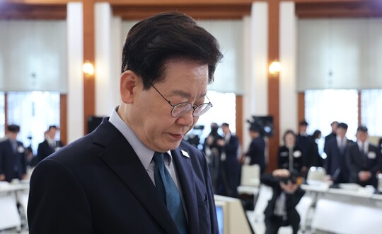 이재명 대통령이 10월 28일 청와대에서 열린 국민생명안전위원회 제2차 전체회의에서 묵념을 하고 있다. 사진=연합뉴스