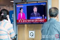 북한관련 입장발표 시청하는 시민들