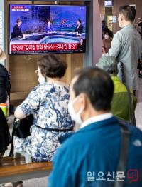 북한관련 청와대 반응 시청하는 시민들
