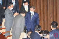 퇴장하는 문재인 대통령