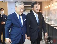 접견실로 이동하는 이재명 도지사와 이낙연 당대표 후보