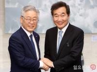 악수 하는 이재명 도지사와 이낙연 당대표 후보