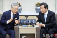 이야기 나누는 이재명 도지사와 이낙연 당대표 후보