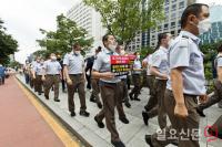 행진하는 인천공항 보안검색 노동자들