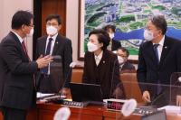 국토위 회의 참석한 김현미 장관