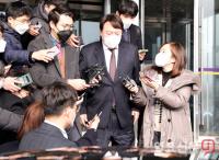 박범계 법무부장관을 만나고 나오는 윤석열 검찰총장