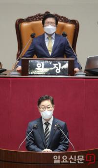 의원들에 인사말하는 박범계 장관