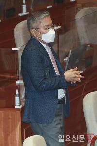 본회의에 참석한 최강욱 의원