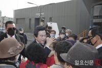국가혁명당의 허경영 서울시장후보가 지지자들과 인사