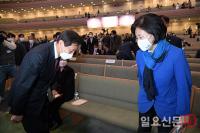 부활절 연합예배에서 만난 오세훈-박영선 후보