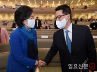 반갑게 악수하는 박영선-박지원
