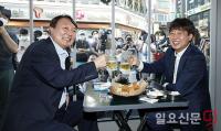건배하는 윤석열-이준석