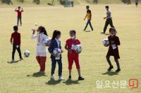 한국땅에서 축구 즐기는 아프간 어린이들