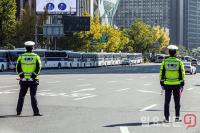 광화문 도로 통제하는 경찰