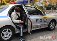 경찰차에서 내리는 수험생