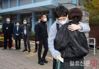 포옹하는 수험생과 가족