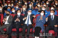 방송 출구조사 결과 발표 지켜보는 민주당