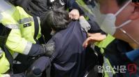 박근혜 전 대통령 향해 소주병 투척 현행범 체포