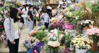 어버이날 앞두고 양재 꽃시장 찾은 시민들