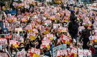 ‘윤석열 퇴진’ 구호 외치는 참가자들