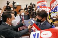 이원석 검찰총장, 틈새 속 선서문 전달