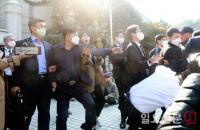 서욱 전 국방부 장관에게 항의하는 서해 공무원 피격 유족