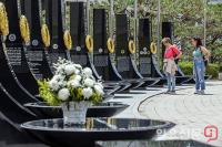 유엔참전용사 기념비 보는 외국인들