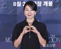 영화 ‘더 문’ 김희애, 우아한 미소