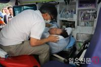 '단식 19일째' 병원 이송되는 이재명