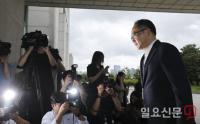 ‘총장패싱 논란’ 출근하는 이원석 총장