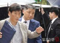 침묵 속에 법원을 향하는 카카오 김범수 위원장