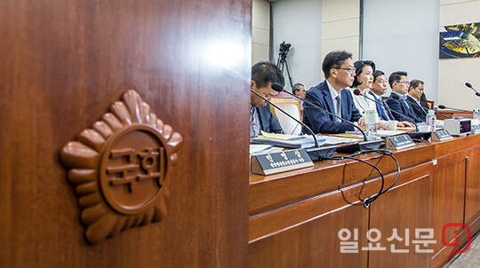 '직무정지' 이진숙 위원장, 방통위 국정감사 출석