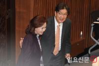 ‘친윤’ 나란히 자리하는 권성동-김민전 의원