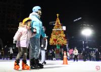외국인도 즐거운 서울광장 스케이트장