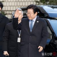 손 흔들어 인사하는 이재명 대표